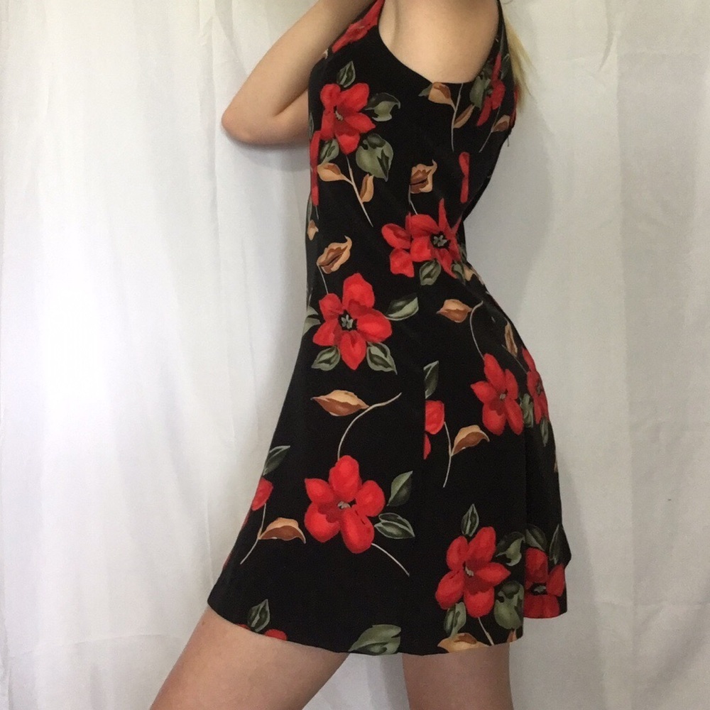 Beautiful vintage floral dress :)